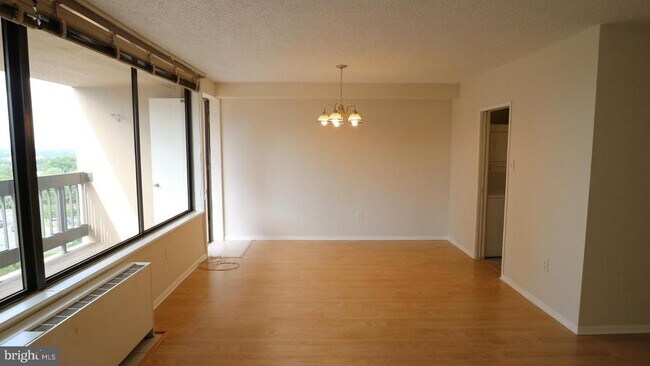 Foto del edificio - 3705 S George Mason Dr