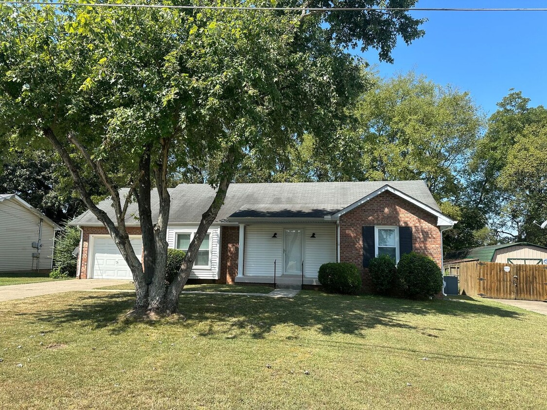 Primary Photo - Partial Brick home, 3 bedrooms, 2 full bat...