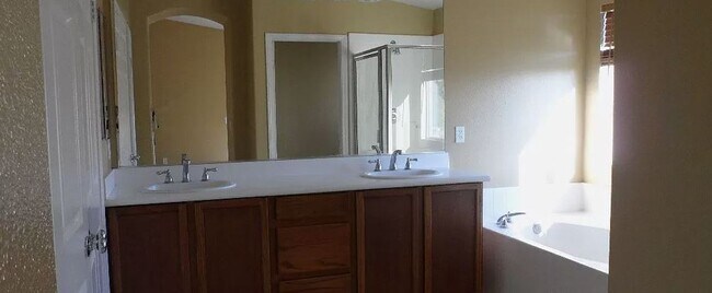 Foto del edificio - Lovely 5 Bed/3 Bath Home At Chapman Heights Community!