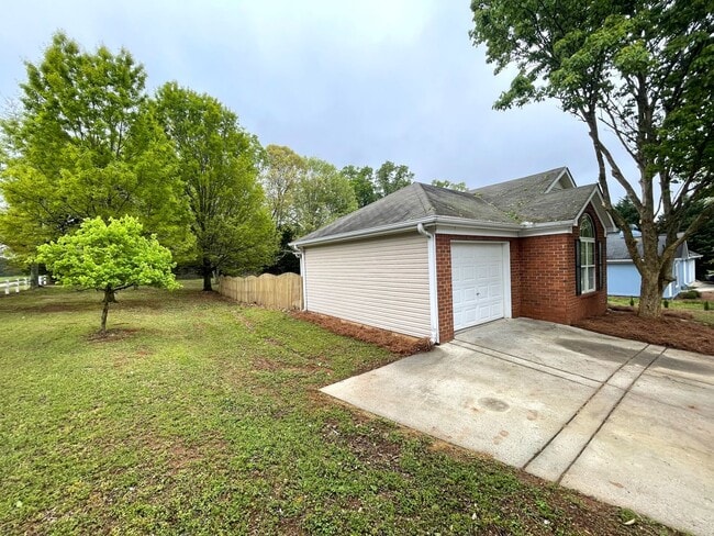 Photo - Newly Renovated 3br in East Athens, Availa... House