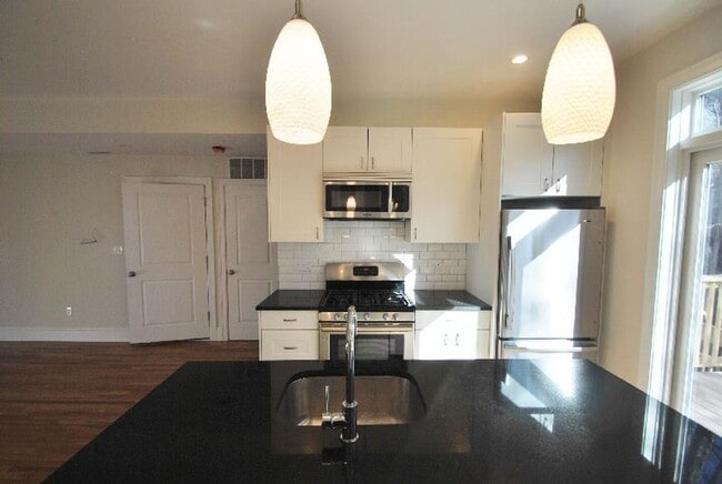 Building Photo - HOT MISSION HILL LISTING!!!!