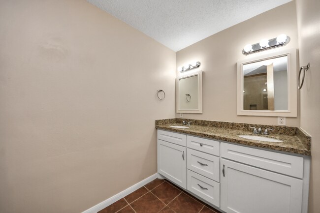 Foto del edificio - 2102 Rolling Glen Dr