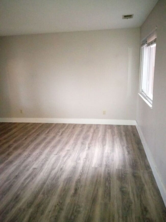 Foto del edificio - Renovated townhome with central air and off-street parking