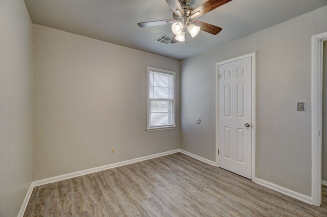 Building Photo - Introducing our charming 3-bedroom, 1-bath...