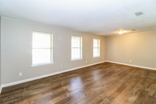 Foto del edificio - Beautiful Brick Three Bedroom