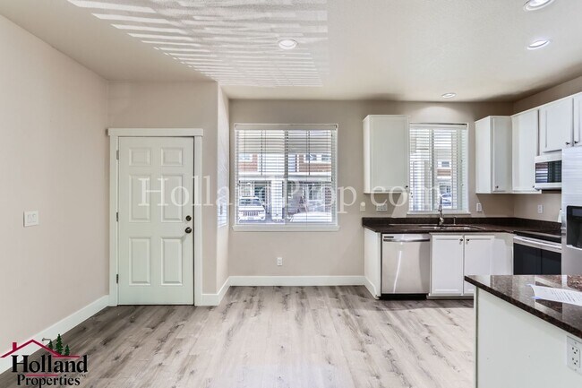 Building Photo - Charming 2-Bedroom Retreat in Prime Hillsb...