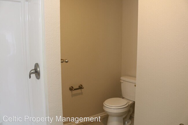 Foto del edificio - 4651-4655 NE Antioch Rd