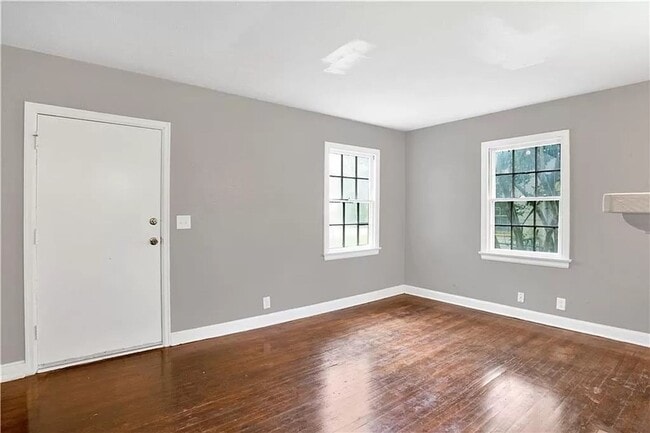 Building Photo - Newly Remodeled 2 Bedroom | 1 Bathroom