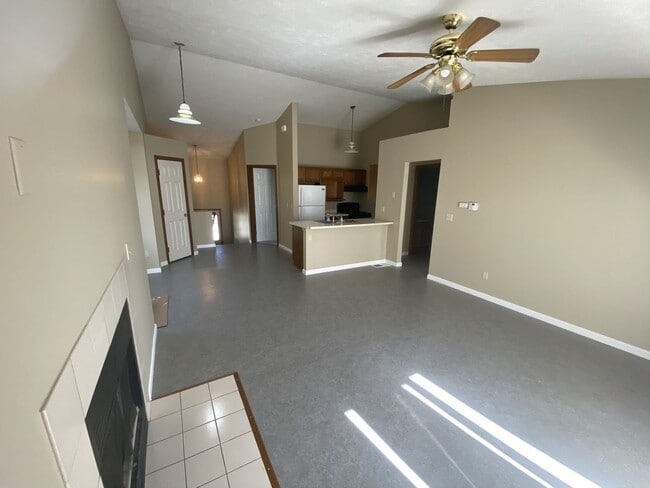 Building Photo - 3 Bedroom Duplex