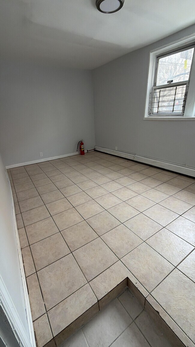 6 Rutgers Ave Bsmt - 8 Rutgers Ave