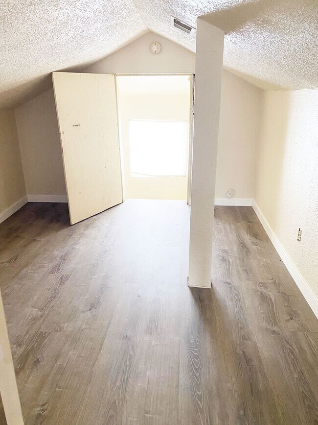 Foto del edificio - 2440 Chatham Hill Dr