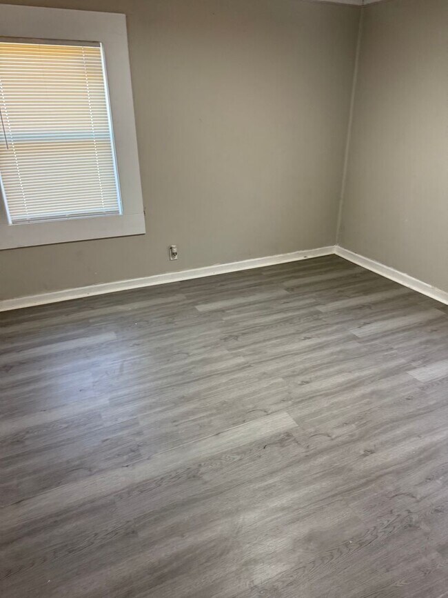 Building Photo - Spacious 3/1 available now!
