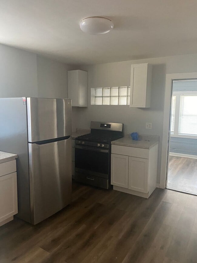 Building Photo - Spacious 3 bedroom south side gem