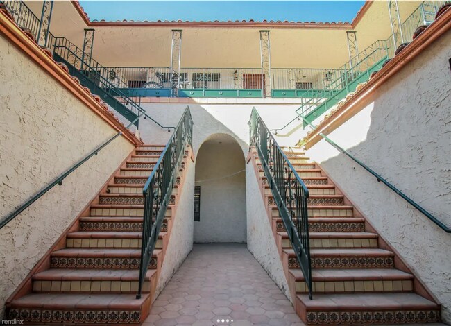 Building Photo - 131 S La Brea Ave