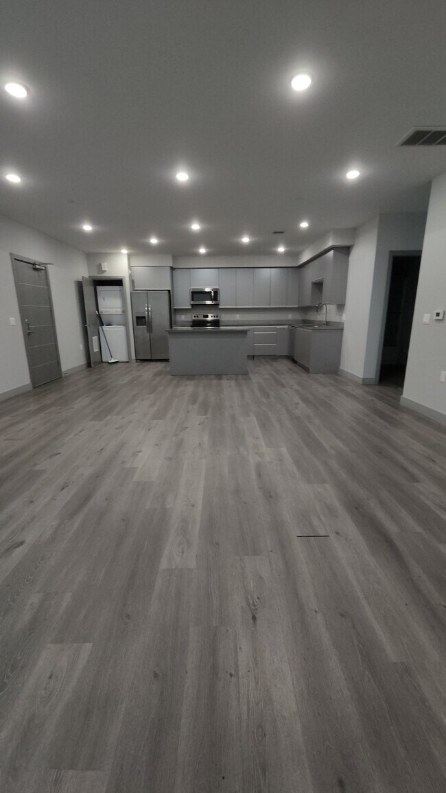 Foto del edificio - 7040 Woodman Ave