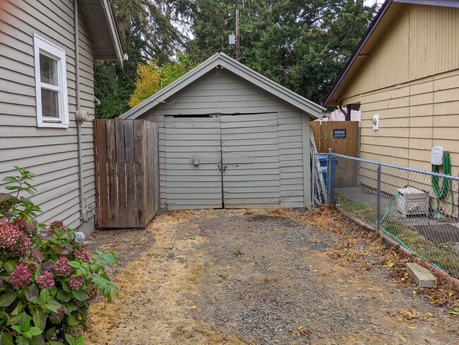 Building Photo - Salem Home with Washer/Dryer Hookups and F...