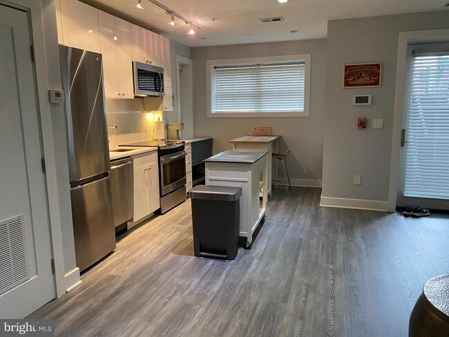 Building Photo - 1209 G St SE