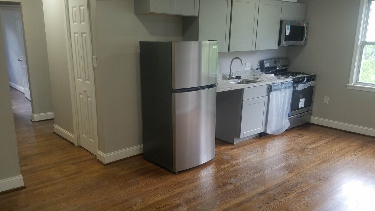 New Stainless steel Appliances - 1006 Quebec Ter