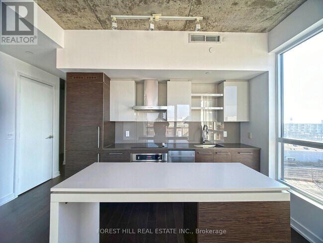 Building Photo - 1030 King St W