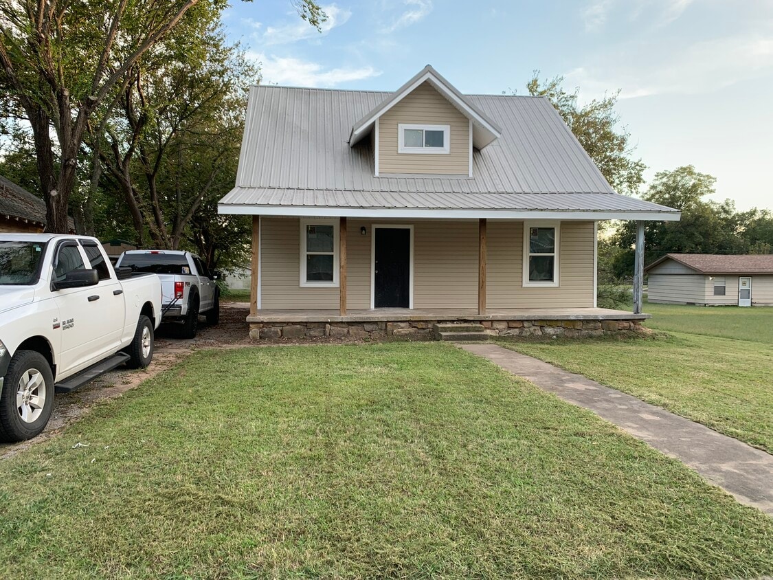 Primary Photo - 209 E 8th St