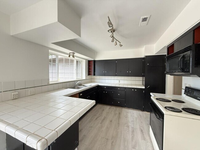 Building Photo - 733 NE Wharton Dr