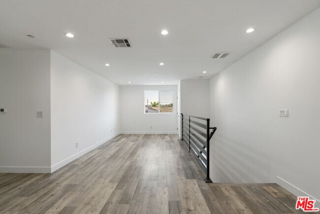 Foto del edificio - 5645 Willowcrest Ave