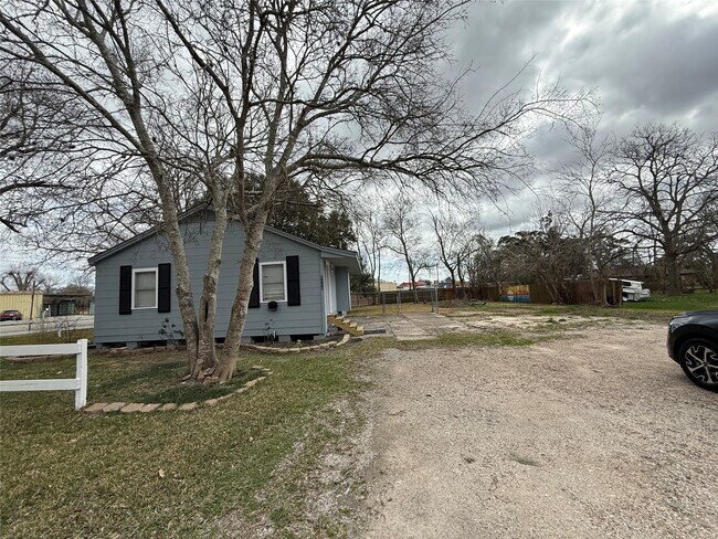 Building Photo - 4114 Victoria Ave