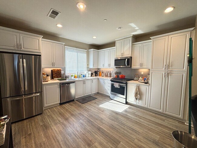 Foto del edificio - Stylish, Modern Townhome with Designer Tou...