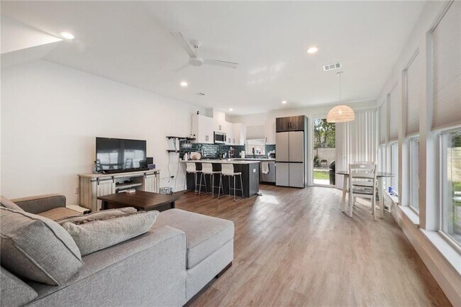 Foto del edificio - 5302 Westminster Dr