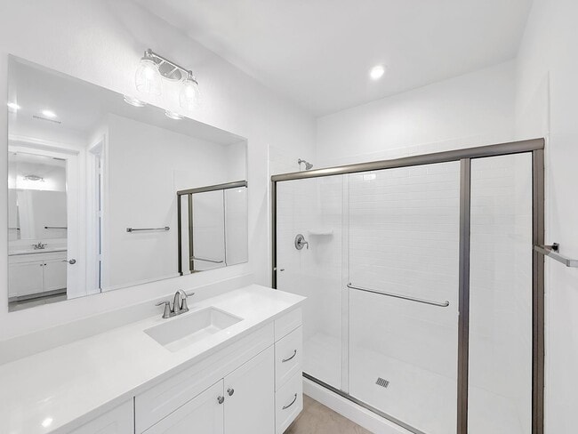 Building Photo - Beautiful 5B/4.5BA Home in Escondido Now A...