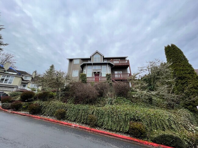 Foto del edificio - Immaculate 4 bedroom, 3.5 bathroom, tri-level Home in Tigard!! Expansive Views, Office space, Gam...