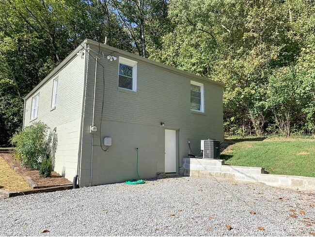 Foto del edificio - Coming Soon! Charming house on private road in the hills of West Nashville!