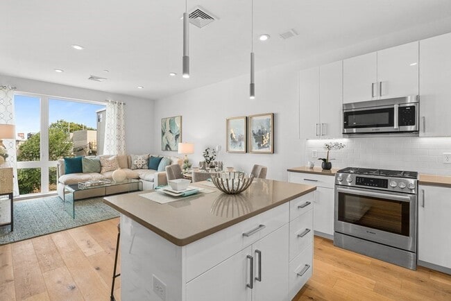 Building Photo - 420 W Broadway