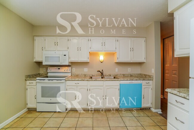 Foto del edificio - The living is easy in this 3 bedroom, 2.5 bathroom home