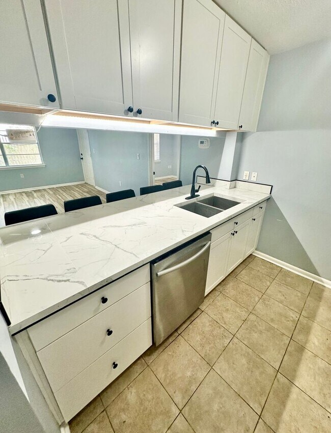 Building Photo - 2 bedroom 2 bathroom condo for rent w/ com...