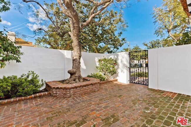 Building Photo - 301 S Camden Dr