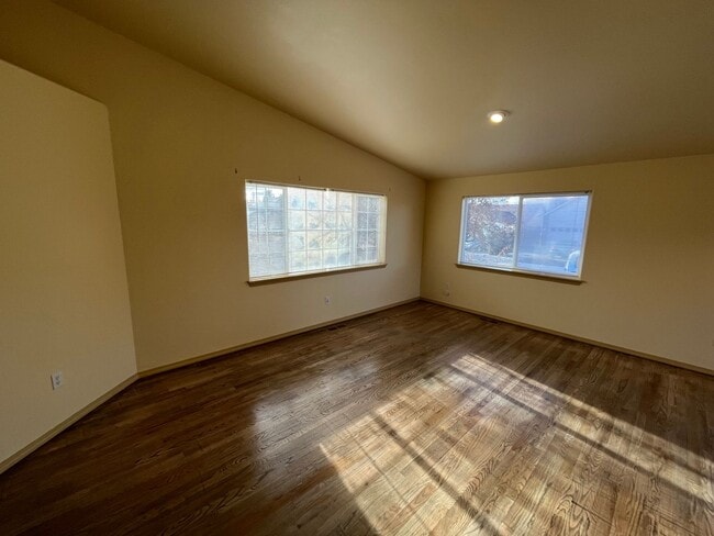 Building Photo - 3 Bed/2 Bath Single Level Home in NE Bend - Fully Fenced Backyard