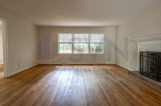 Foto del edificio - 6-Bedroom Home with Finished Basement
