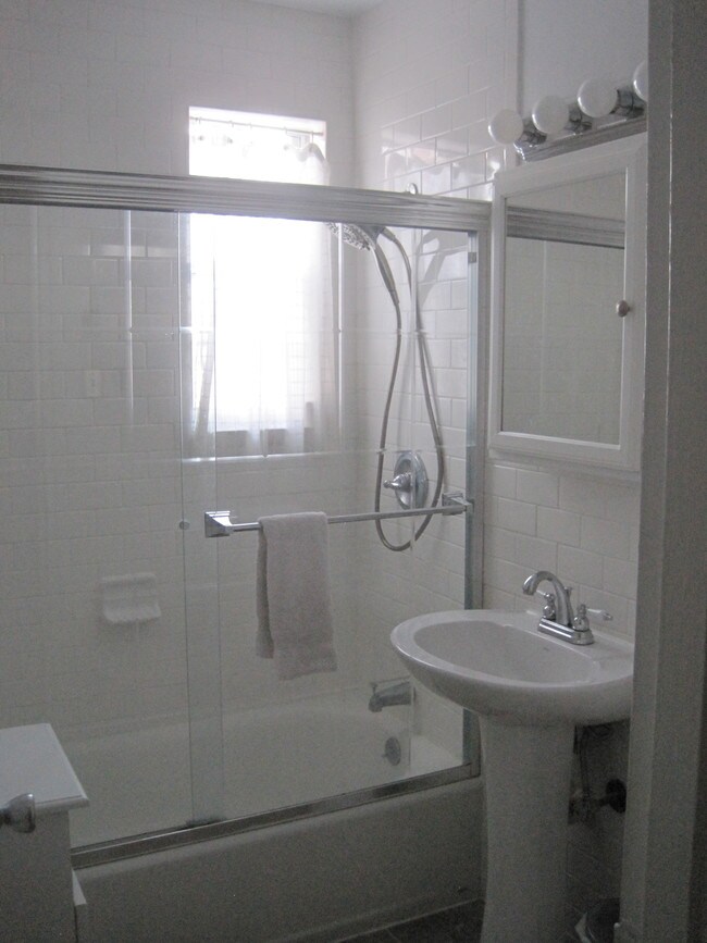 Master Bathroom - 1728 W Abingdon Dr