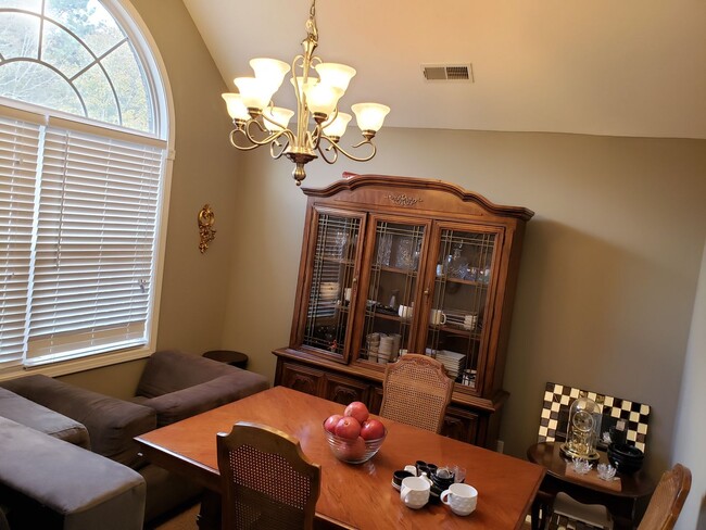 Building Photo - Beech Creek Golf Course - 4 bedrooms / 2 b...