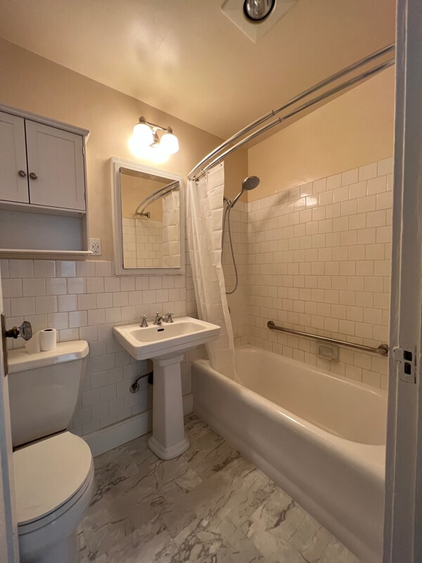 Foto del edificio - 4413 Ambrose Ave