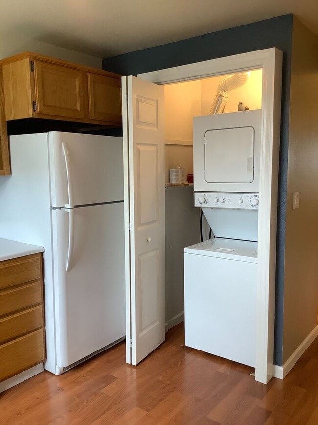 Building Photo - Two bedroom, 1.5 bathroom Ashland townhouse | Available now