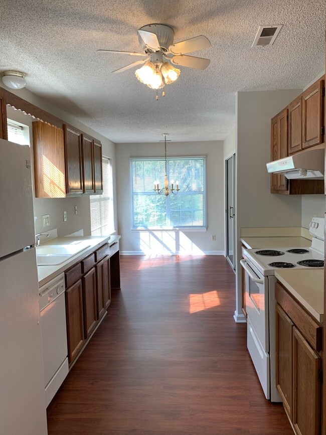 Building Photo - Large Condo w/Sunroom & 1 Car Garage Minut...