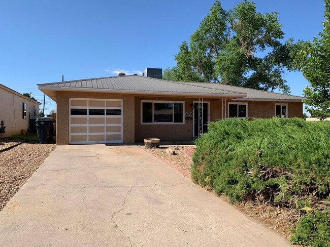 Building Photo - Amazing 3 Bedroom, 3 Bath in The NE!