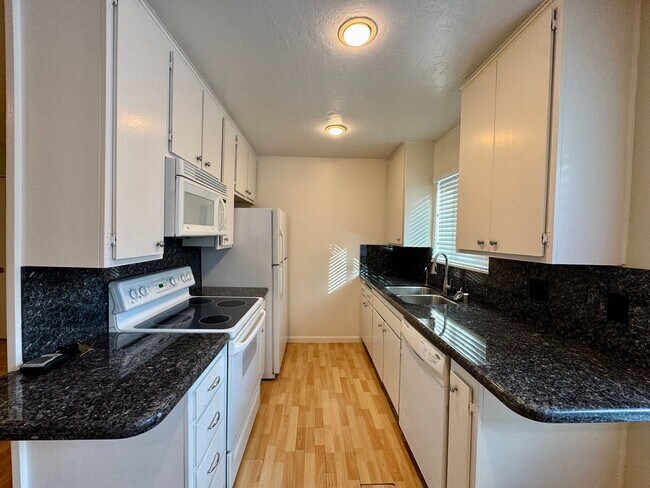 Building Photo - Prime West Hollywood location within a close proximity to everything!