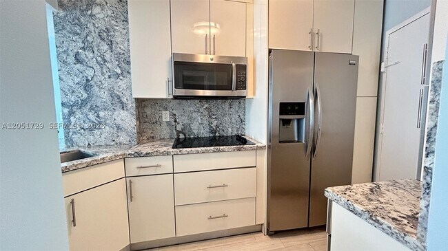 Building Photo - 2899 Collins Ave