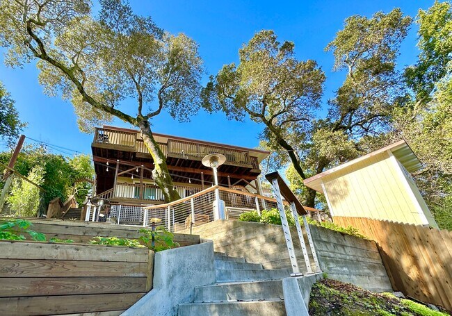 Foto del edificio - Gorgeous Hillside View, Modern Flat