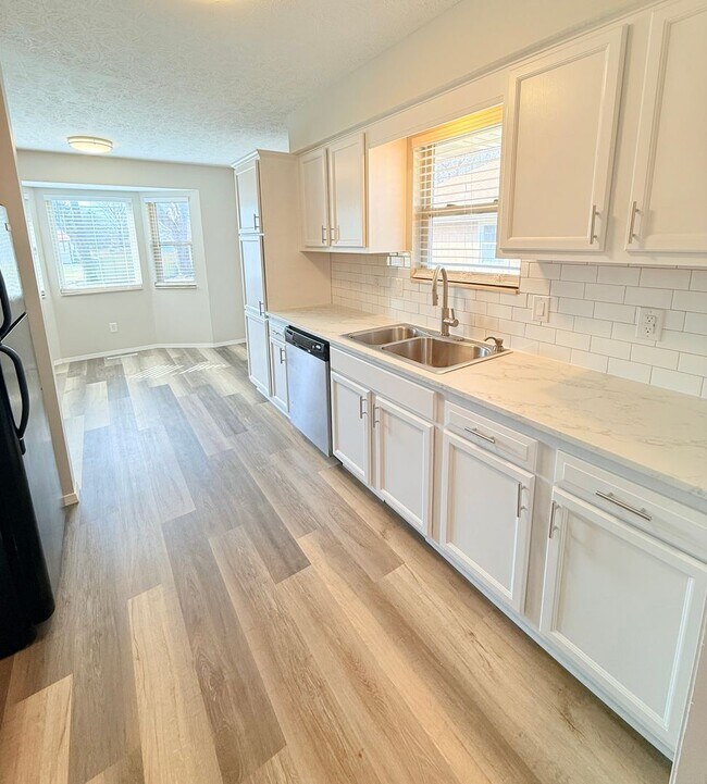 Foto del edificio - "Lots Of New" in South/West Springfield on a Quite Culta-sac