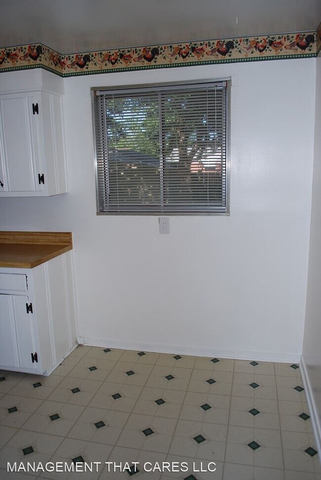 Building Photo - 3 br, 1 bath House - 542 McDermitt Road