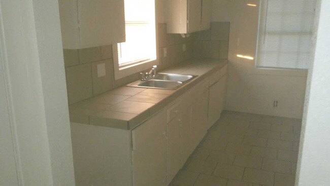 Foto del edificio - 1610 N Lewis Pl